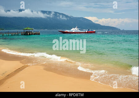 Ankunft der Fähre auf dem Steg des Panuba Inn Resort in Tioman Insel, Malaysia Stockfoto