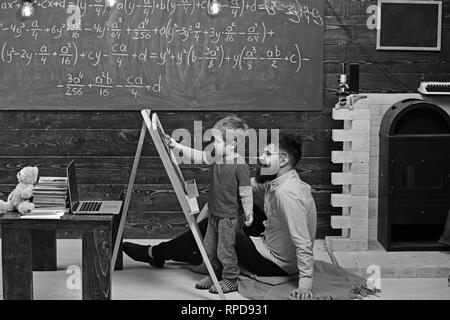 Lehrer und Schüler lernen Mathe. Daddy lehre Sohn Arithmetik. Informelle Bildung Konzept Stockfoto