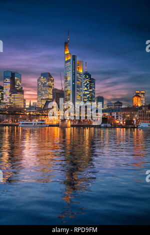 Frankfurt am Main, Deutschland. Stadtbild das Bild der Frankfurter Skyline im Sonnenuntergang. Stockfoto