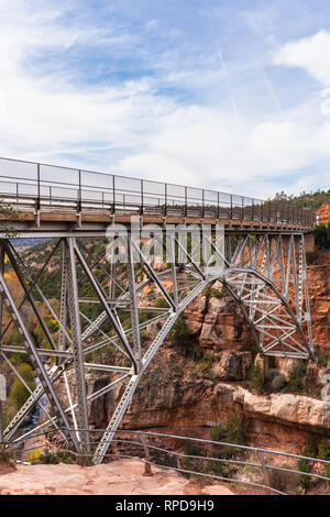 Vertikale Ansicht von midgley Brücke in der Nähe von Sedona Arizona über Wilson Canyon Stockfoto