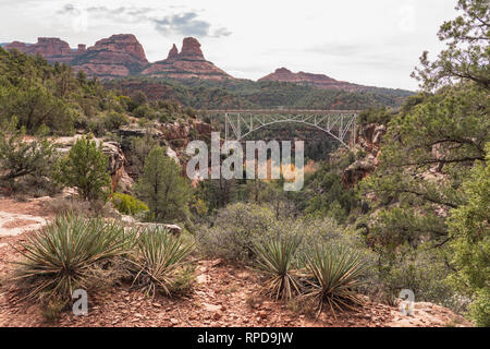 Blick auf midgley Brücke in der Nähe von Sedona Arizona vom Trail im November Stockfoto