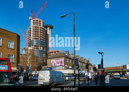 Die neue Stadt Norden Wohnanlage im Bau, von Seven Sisters Road, Finsbury Park, London London UK gesehen Stockfoto