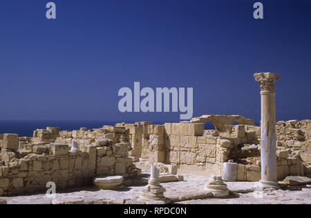 5. Jahrhundert Basilika, Kourion, Zypern: trommelsteine Wände, Bögen und eine dorische Säule gegen das Blau des Mittelmeers Stockfoto