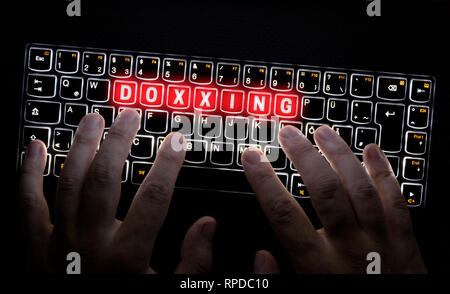 Doxxing Tastatur ist durch Hacker betrieben. Stockfoto