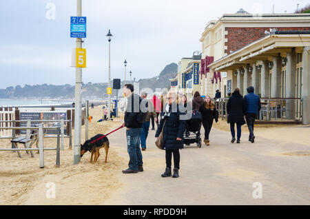 Touristen zu Fuß entlang der Strandpromenade in Bournemouth in Dorset, Großbritannien Stockfoto