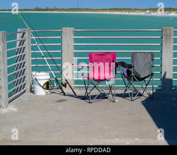 Foto von Stühlen der Fischer und anderer Geräte auf einem Fishing Pier. Stockfoto