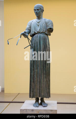 Bronzestatue von er Wagenlenker, Archäologisches Museum Delphi, Delphi, Griechenland Stockfoto