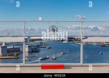 Spyglass mit Blick über den Hafen von Amsterdam mit Schiffen vorbei aus dem Adam Suche Sky Deck Stockfoto
