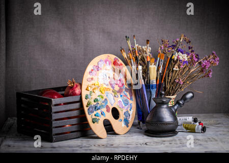 Kunst Hintergrund mit Palette, Pinsel und Farben Stockfoto