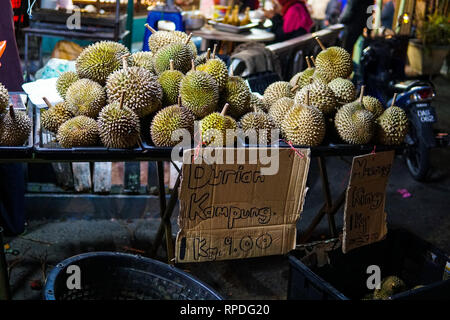 Durian - eine exotische Frucht mit einem sehr unangenehmen und scharfen Geruch ist auf dem Markt in Malaysia verkauft. Im Bild geschrieben 'Durian Kampung" im Sinne der Villa Stockfoto