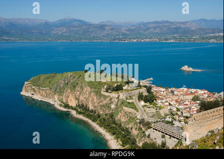 Bourtzi Burg aus der Burg Palamidi, Nafplio, Griechenland gesehen Stockfoto