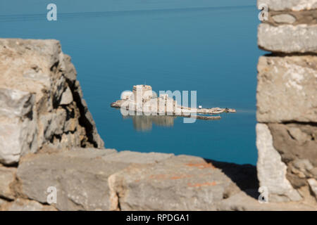 Bourtzi Burg aus der Burg Palamidi, Nafplio, Griechenland gesehen Stockfoto