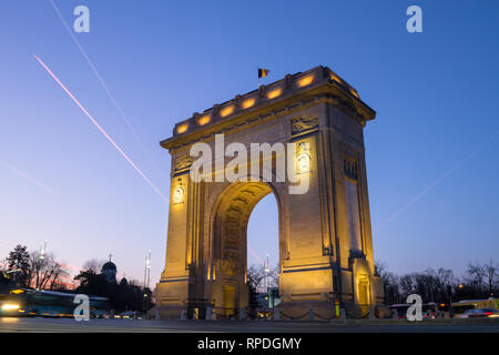 Arch of Triumph (Arcul de Triumf) in Bukarest, Rumänien, bei Sonnenuntergang, mit blau und rosa Himmel. Low Angle und lange Belichtung geschossen von diesem triumphalen monum Stockfoto