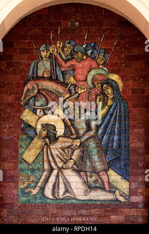 Stationen des Kreuzes: Jesus fällt zum ersten Mal; ein Panel von portugiesischen Kacheln vor dem Heiligtum von Fatima Stockfoto