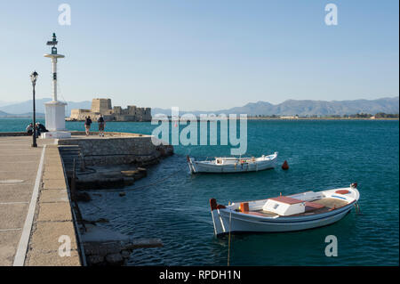 Nafplio Hafen und der Anlegestelle und die Burg Bourtzi, Nafplio, Griechenland Stockfoto