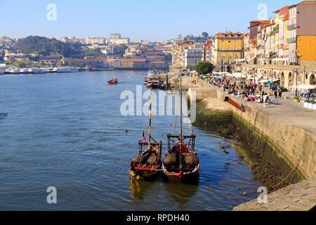 Porto Ribeira in Portugal sehen typische Gebäude und Sonntag Markt Stockfoto