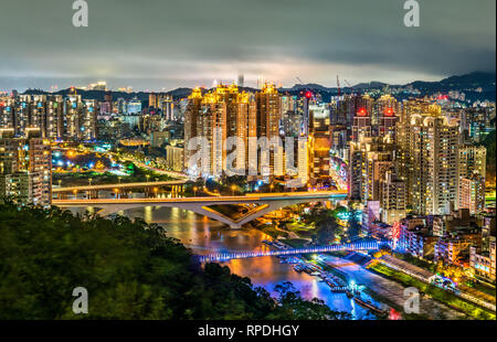 Nacht der Stadt Taipei an Bitan, Taiwan Stockfoto