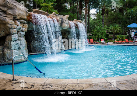 Las Vegas, Nevada - August 4, 2018: Outdoor tropischen Poolbereich im JW Marriott Hotel und Resort, mit einem Pool mit Wasserfall Stockfoto