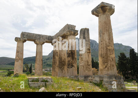Tempel des Apollo, antike Korinth, Peloponnes, Griechenland Stockfoto