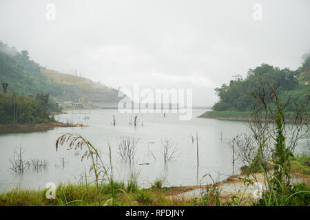 Der Wasserbehälter für Wasserkraftwerk in Malaysia. Üppige Vegetation, bewölkt Foggy Mountain und Staumauer im Hintergrund-Bild. Stockfoto