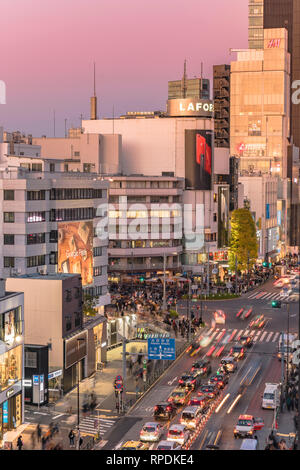 Bird's Sicht der Bezirk der japanischen Jugend Kultur mode Kreuzung Kreuzung von Harajuku Laforet namens Champs-Elysées in Tokio, Japan bei Sonnenuntergang. Stockfoto