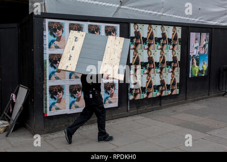 Vorbereitungen vor der nächsten Modenschau an der BFC zeigen Platz im Strang, während 2019 London Fashion Week 2019, 18. Februar 2019 in London, England. Stockfoto