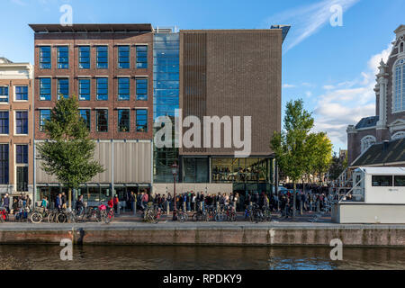 Lange Warteschlangen vor der Kasse das Anne Frank Haus und Museum von der anderen Seite des Kanals zu sehen Eingeben Stockfoto