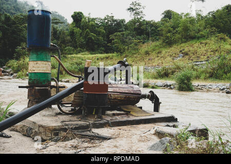 Die sandbaggerei Maschine entfernen Sand in den Fluss von River Bank - Bild Stockfoto