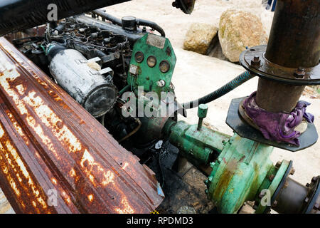 Die sandbaggerei Maschine entfernen Sand in den Fluss von River Bank - Bild Stockfoto