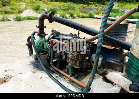 Die sandbaggerei Maschine entfernen Sand in den Fluss von River Bank - Bild Stockfoto