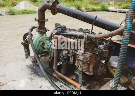 Die sandbaggerei Maschine entfernen Sand in den Fluss von River Bank - Bild Stockfoto