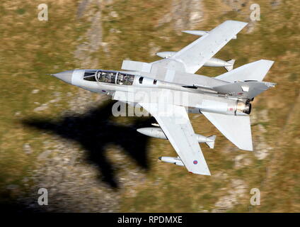 RAF Tornado GR4 in der walisischen Berge Stockfoto