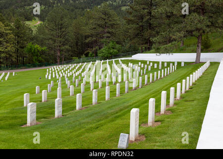 HOT SPRINGS, South Dakota - Juni 8, 2014: Reihen von Soldaten weiße Grabsteine auf dem hügeligen Hang des Hot Springs National Cemetery in Hot Springs, SD auf Stockfoto
