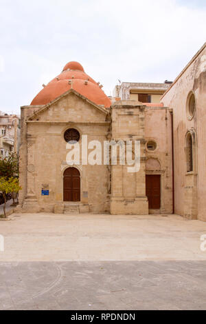 Runde Fenster und roten Dach der Orthodoxen Kirche St. Katharina und Museum für Religiöse Kunst in Heraklion. Insel Kreta. Griechenland Stockfoto