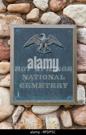 HOT SPRINGS, South Dakota - Juni 8, 2014: ein Metall zu einem Felsen gemauerten Wand markiert den Eingang zum Hot Springs National Cemetery in heissen S Stockfoto