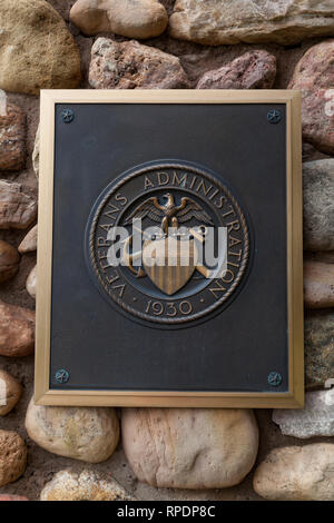 HOT SPRINGS, South Dakota - Juni 8, 2014: ein Metall Zeichen für die Veterans Administration zu einem Felsen gemauerten Wand markiert den Eingang zum Hot Sp Stockfoto