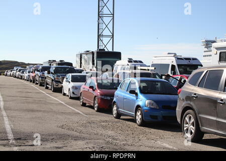 Pkw und Lkw aufgereiht auf einer Fähre zu gehen Stockfoto