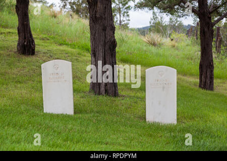 HOT SPRINGS, South Dakota - Juni 8, 2014: Zwei Gräber an der Seite mit der gleichen Tod Datum und keine Aufzeichnung von Militärdienst in Hot Springs Nation Stockfoto