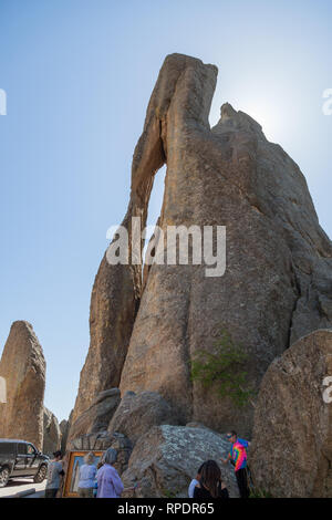 CUSTER STATE PARK in South Dakota - Juni 9, 2014: die Menschen an der Basis von einem großen Felsen mit dem Nadelöhr in den Nadeln und Turmspitzen genannten Ständigen s Stockfoto