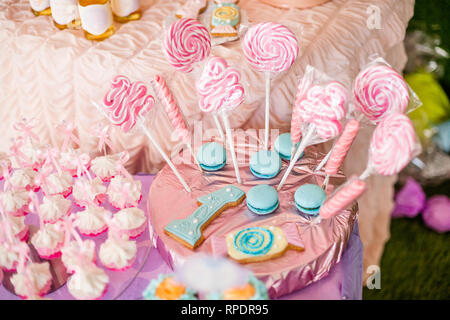 Candy Bar zum ersten Geburtstag für kleine Baby Mädchen oder Junge. Süß und schön rosa und blau Kekse auf rosa Tisch, weiß Marshmallows und Pink Stockfoto