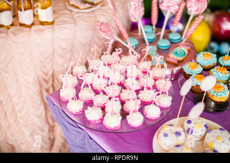 Candy Bar zum ersten Geburtstag für kleine Baby Mädchen oder Junge. Süß und schön rosa und blau Kekse auf rosa Tisch, weiß Marshmallows und Pink Stockfoto