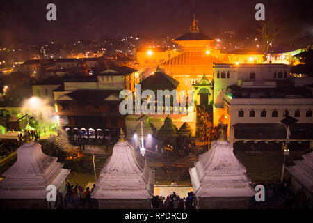 Hindutempel Pashupatinath in der Nacht Licht, Votive Tempel und Schreine in einer Reihe am Pashupatinath Tempel Kathmandu Nepal. Stockfoto
