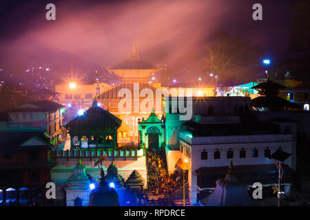 Hindutempel Pashupatinath in der Nacht Licht, Votive Tempel und Schreine in einer Reihe am Pashupatinath Tempel Kathmandu Nepal. Stockfoto