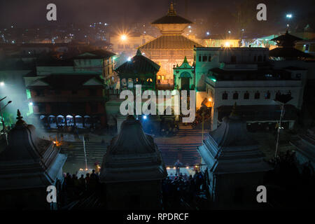 Hindutempel Pashupatinath in der Nacht Licht, Votive Tempel und Schreine in einer Reihe am Pashupatinath Tempel Kathmandu Nepal. Stockfoto