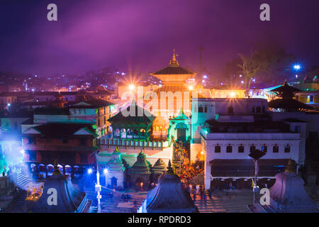 Hindutempel Pashupatinath in der Nacht Licht, Votive Tempel und Schreine in einer Reihe am Pashupatinath Tempel Kathmandu Nepal. Stockfoto