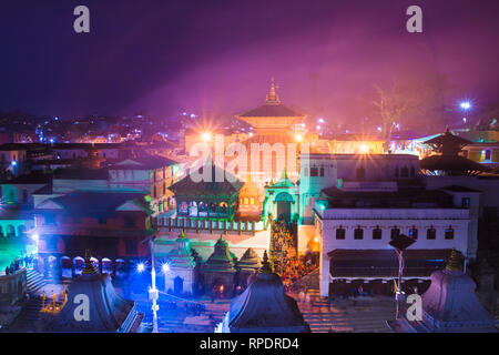 Hindutempel Pashupatinath in der Nacht Licht, Votive Tempel und Schreine in einer Reihe am Pashupatinath Tempel Kathmandu Nepal. Stockfoto