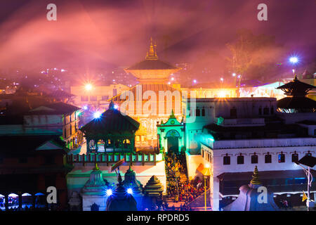 Hindutempel Pashupatinath in der Nacht Licht, Votive Tempel und Schreine in einer Reihe am Pashupatinath Tempel Kathmandu Nepal. Stockfoto