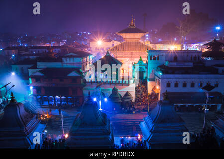 Hindutempel Pashupatinath in der Nacht Licht, Votive Tempel und Schreine in einer Reihe am Pashupatinath Tempel Kathmandu Nepal. Stockfoto