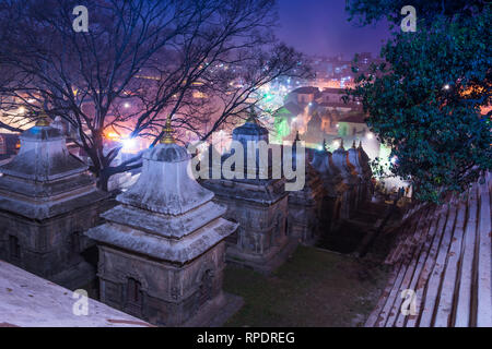 Hindutempel Pashupatinath in der Nacht Licht, Votive Tempel und Schreine in einer Reihe am Pashupatinath Tempel Kathmandu Nepal. Stockfoto
