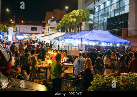 JOHOR, MALAYSIA - Februar 2019: Street Scene von massivepeople an Pasar Carat oder Flohmarkt Markt während des chinesischen neuen Jahres Urlaub in Johor Baharu, Stockfoto